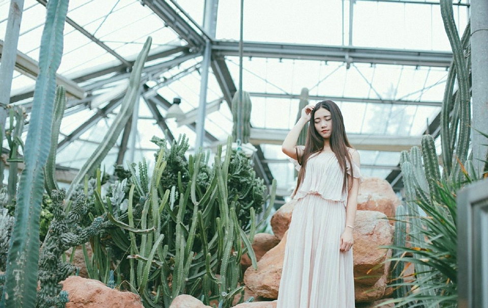 点击大图看下一张：植物园内的中分长裙一字肩高调女神