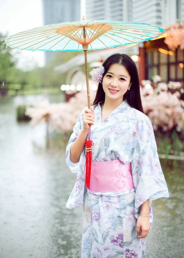 点击大图看下一张：日系和服清爽美女中分笑容迷人