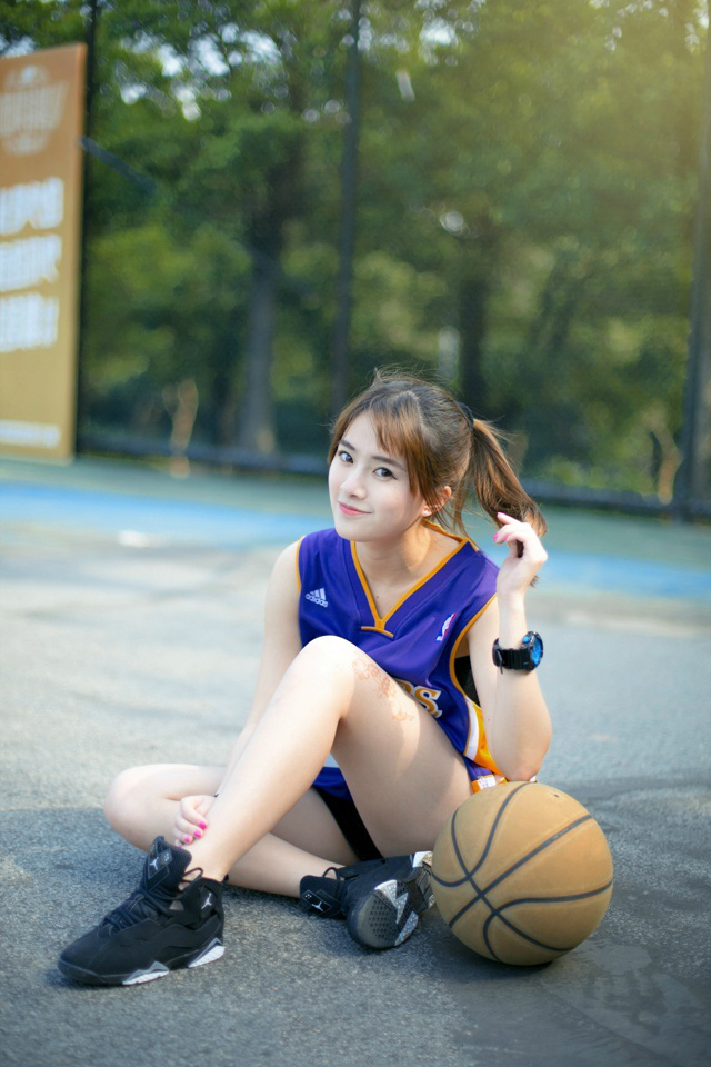 点击大图看下一张：活力篮球宝贝运动写真魅力四射
