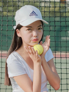 笑容甜美的网球少女俏皮写真