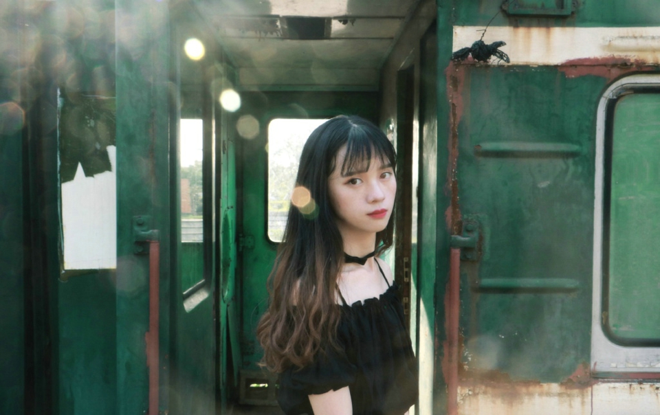 点击大图看下一张：列车上的黑裙漂亮美女迷人眼神