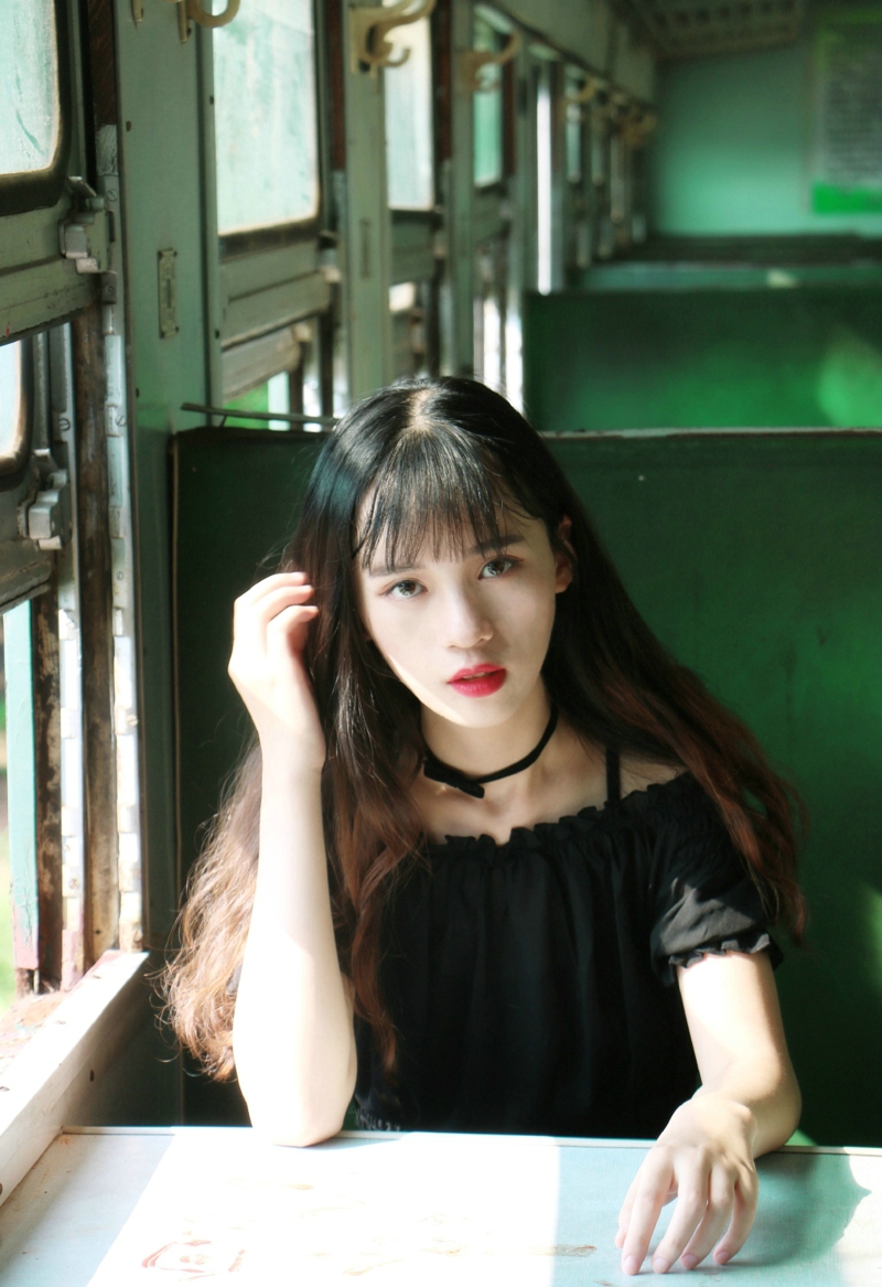 点击大图看下一张：列车上的黑裙漂亮美女迷人眼神
