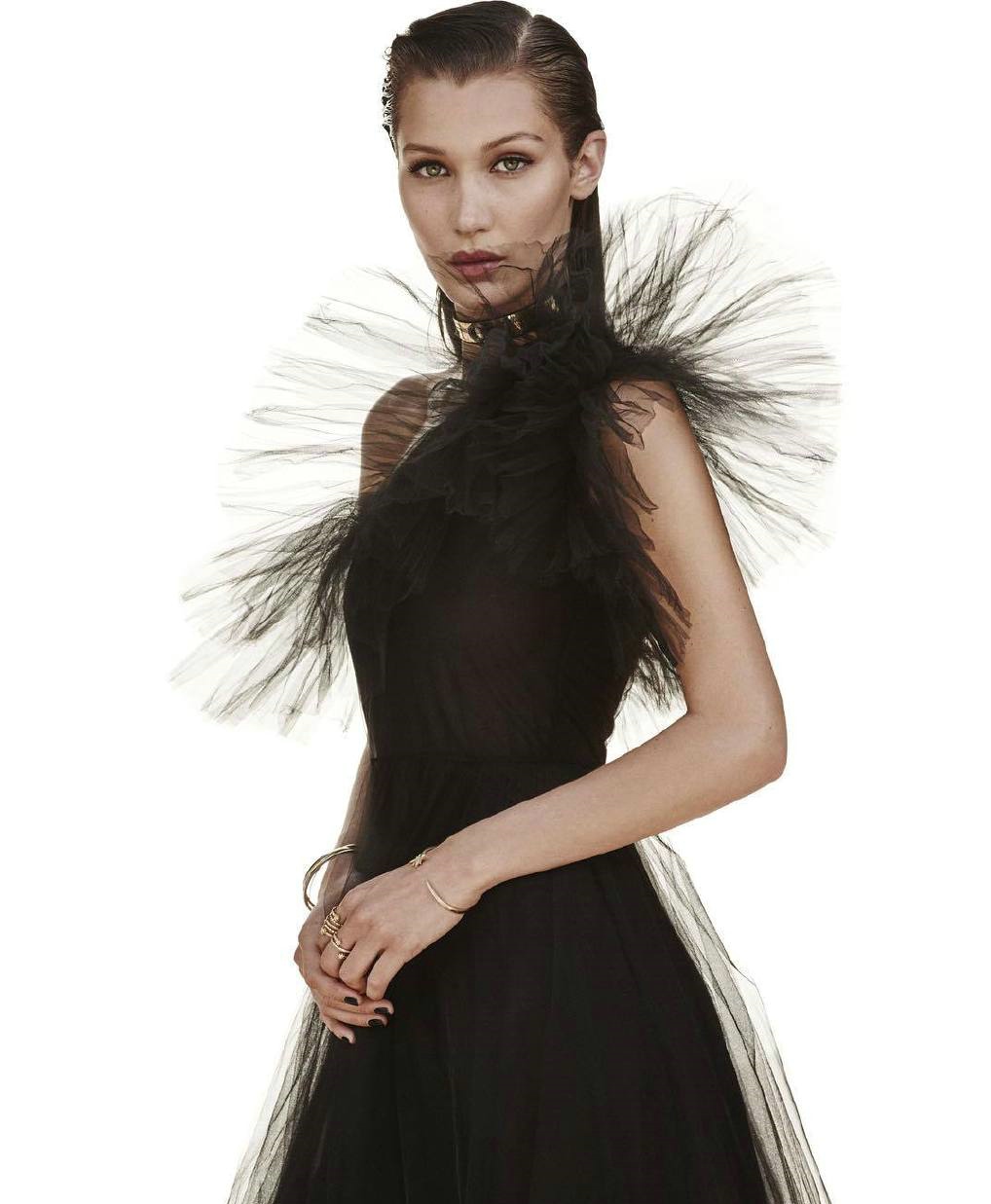 点击大图看下一张：Bella Hadid成为日本版Vogue 9月刊封面女郎