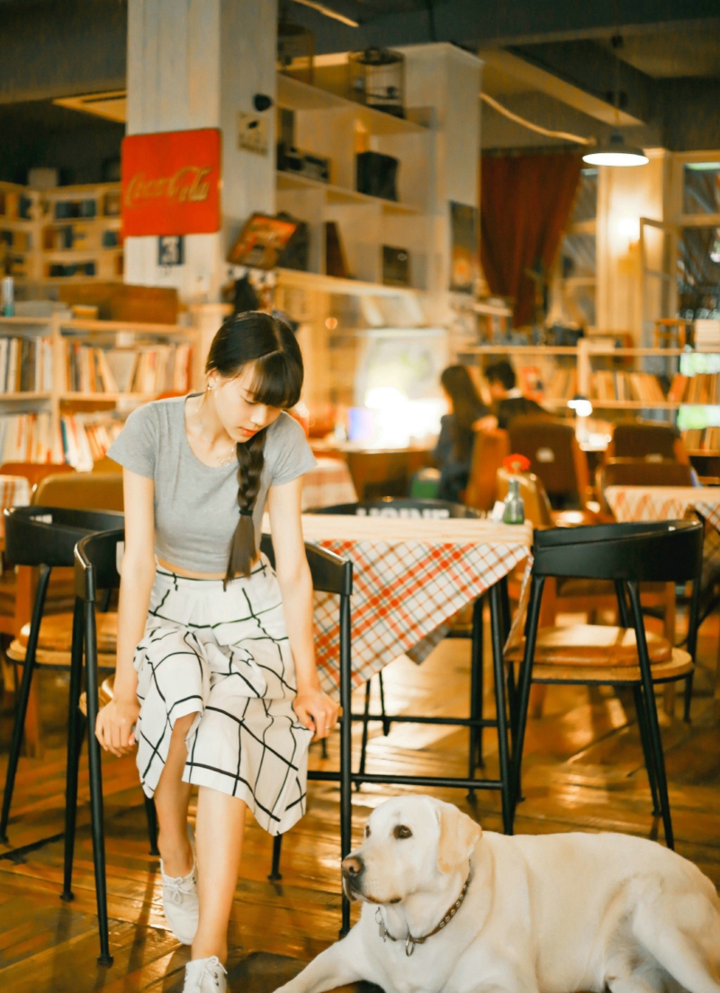点击大图看下一张：咖啡馆内的麻花辫半身裙高挑美女