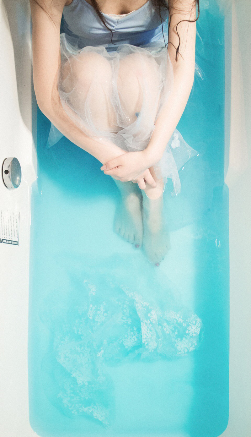 点击大图看下一张：清新少女浴缸湿身写真上演致命诱惑