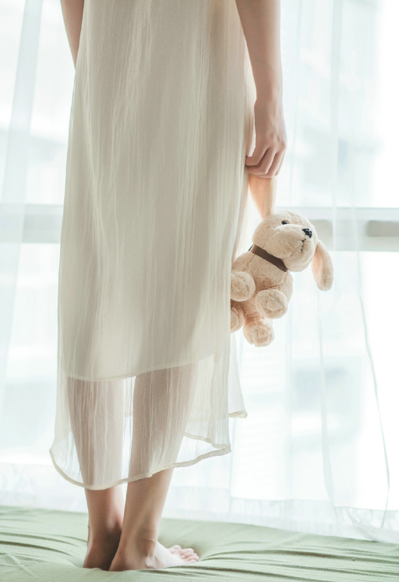点击大图看下一张：舒适私房内的吊带白裙美女白皙美肤