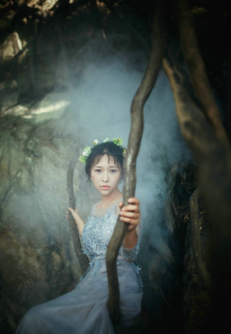 点击大图看下一张：森林烟雾中的花环女神宛如童话公主