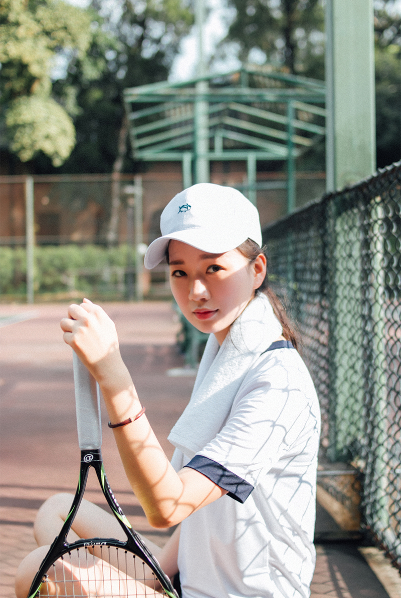 点击大图看下一张：活力少女阳光下网球场挥汗写真