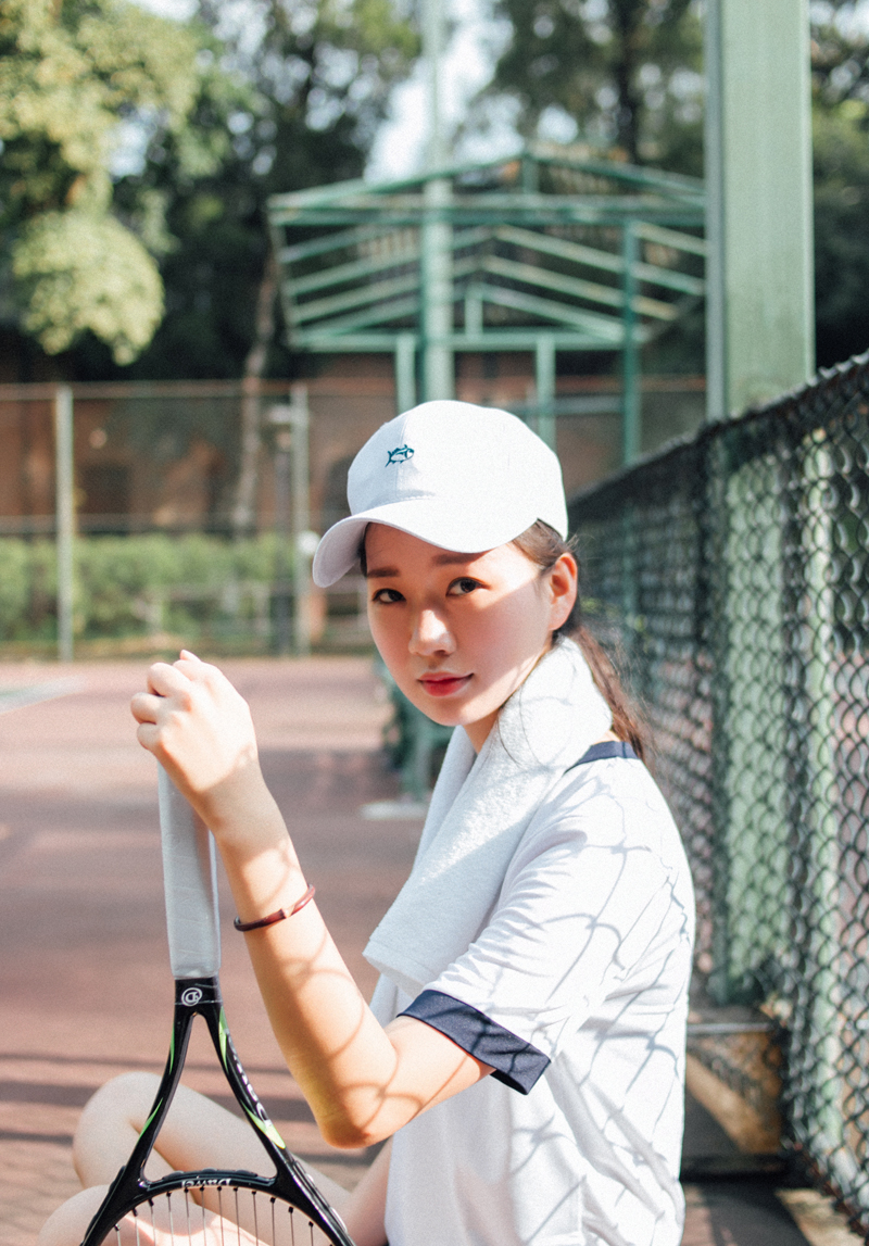 点击大图看下一张：活力少女阳光下网球场挥汗写真