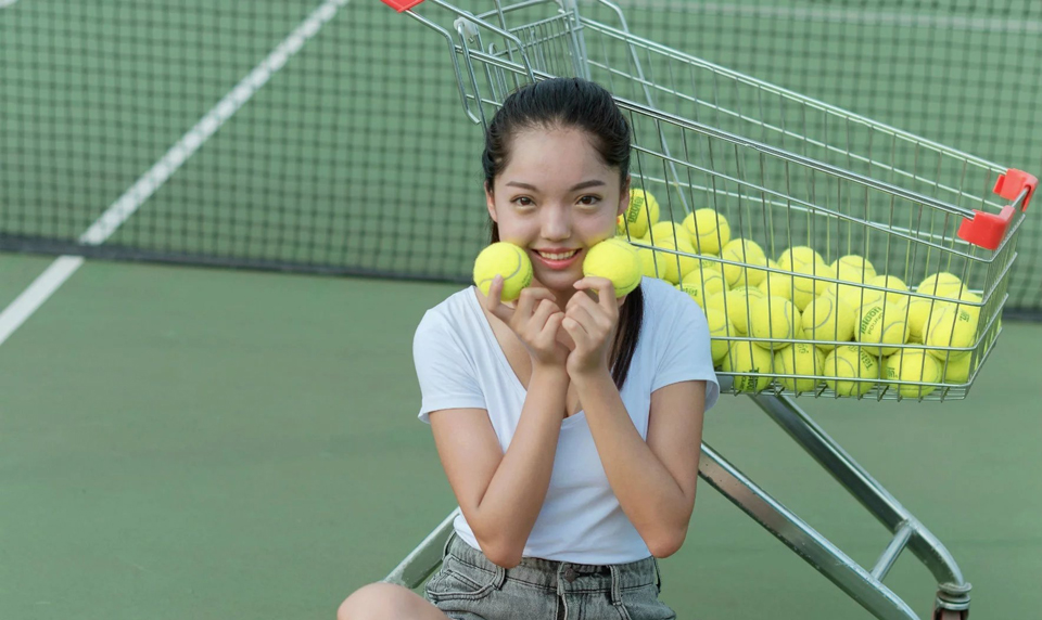 点击大图看下一张：笑容甜美的网球少女俏皮写真