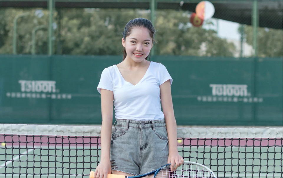 点击大图看下一张：笑容甜美的网球少女俏皮写真