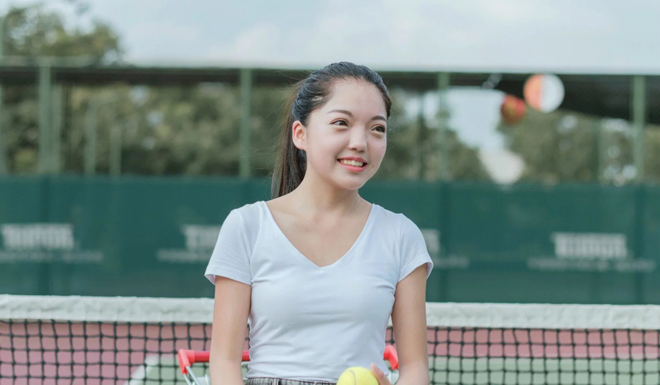 点击大图看下一张：笑容甜美的网球少女俏皮写真