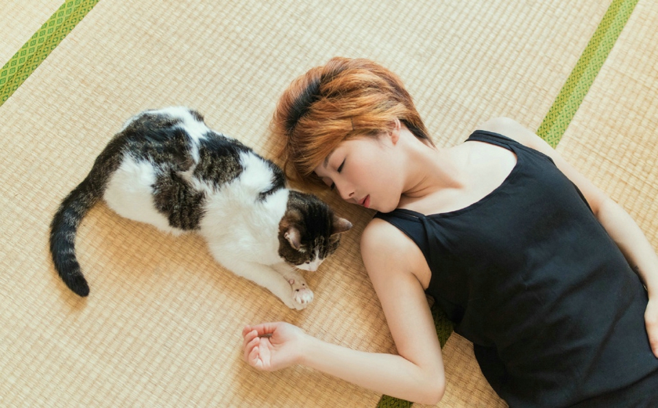 点击大图看下一张：舒适日系私房内的短发美女寂寥与猫相伴