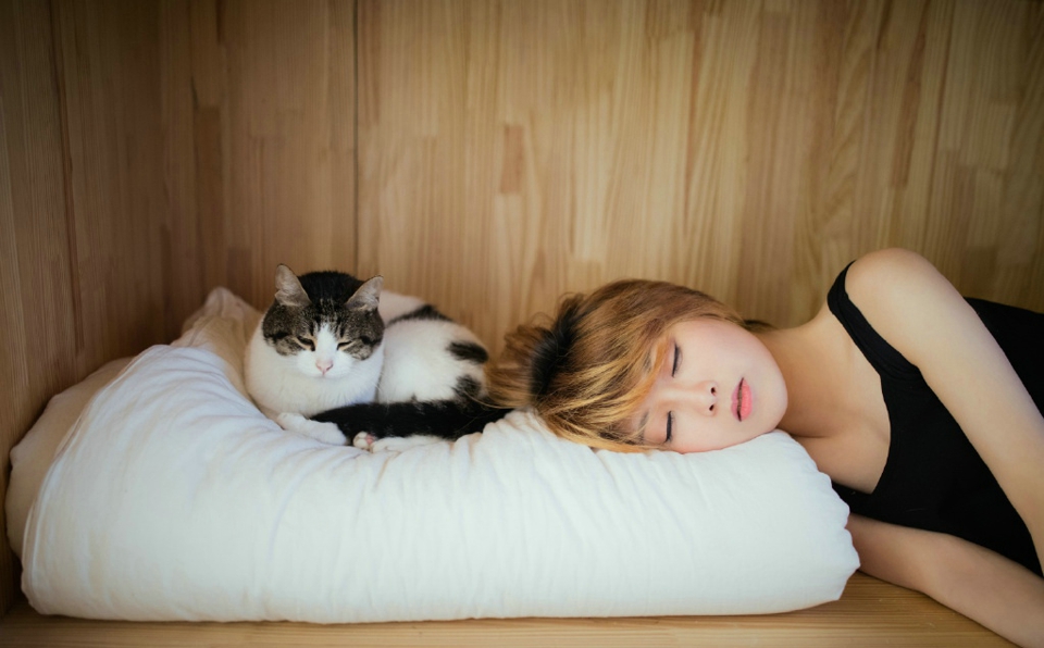 点击大图看下一张：舒适日系私房内的短发美女寂寥与猫相伴