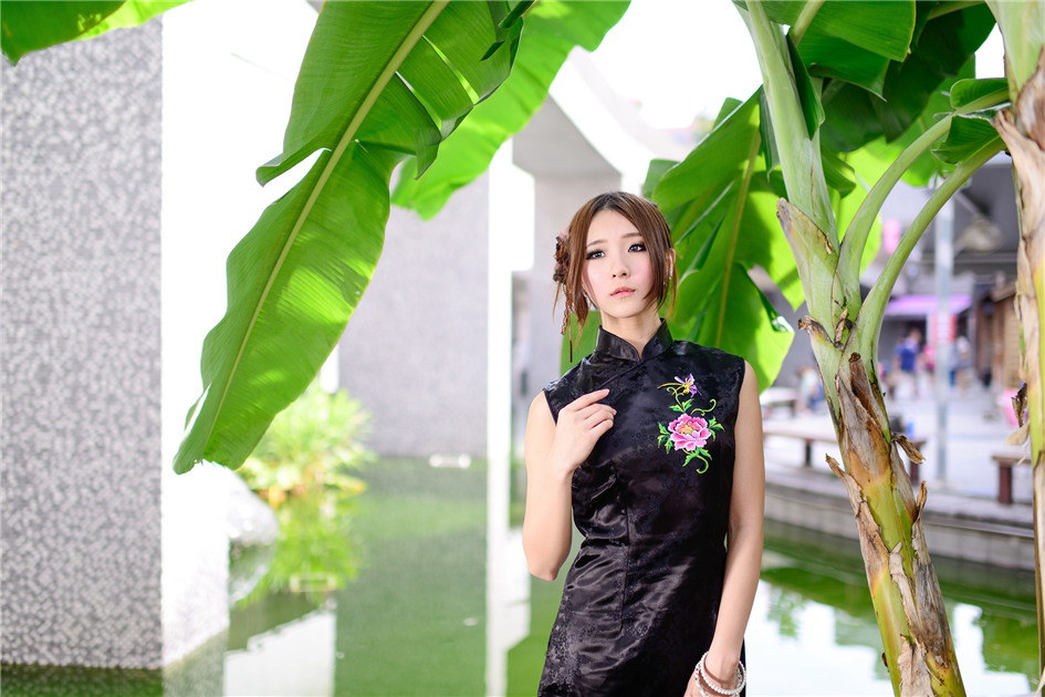 点击大图看下一张:妩媚女郎阿布黑旗袍户外阳光写真