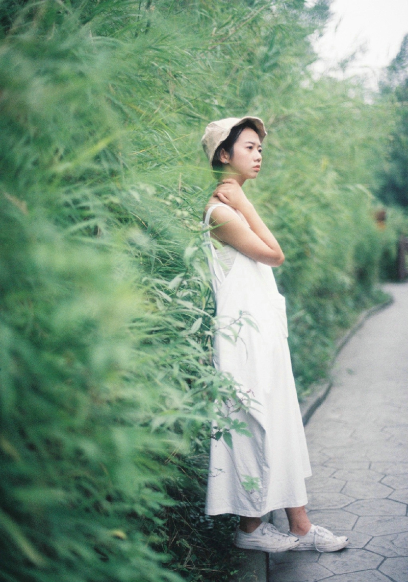 点击大图看下一张：绿道旁的草帽吊带白裙姑娘干净丽人