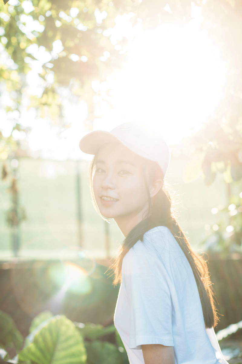 点击大图看下一张：靓丽少女网球写真粉嫩可爱