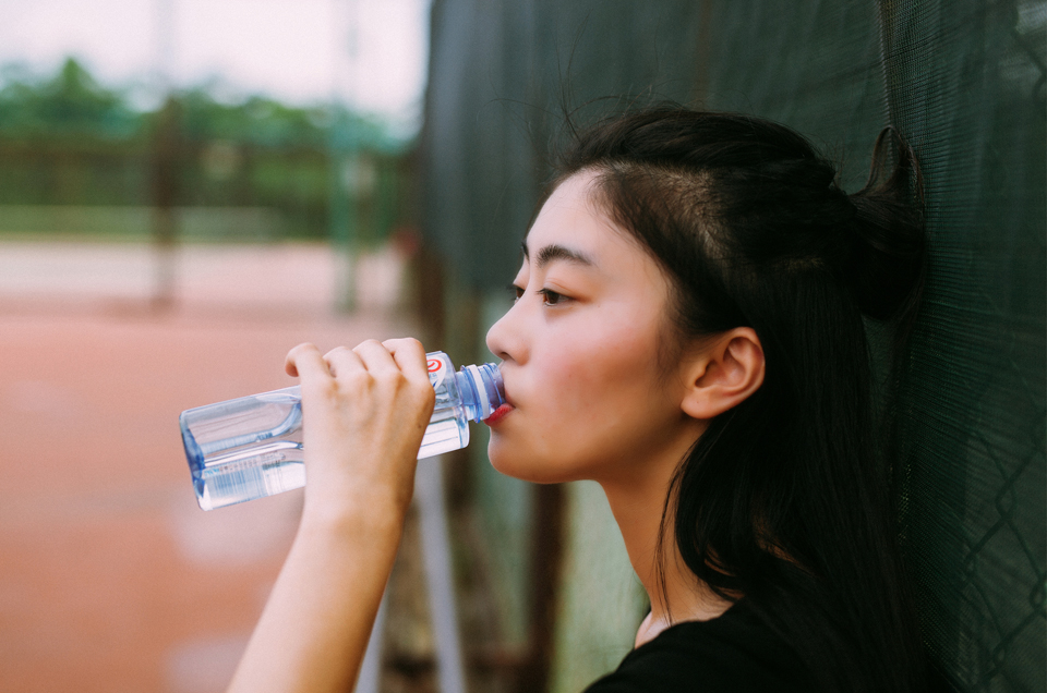 点击大图看下一张：网球少女的清新写真