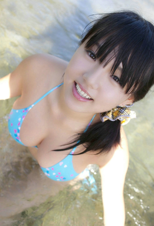 点击大图看下一张：日本巨乳性感小萝莉筱崎爱可爱比基尼俏皮写真