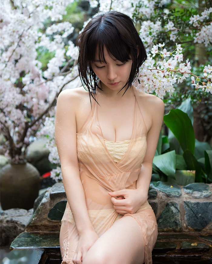 点击大图看下一张：日本娇嫩美女吉冈里帆湿身诱惑写真