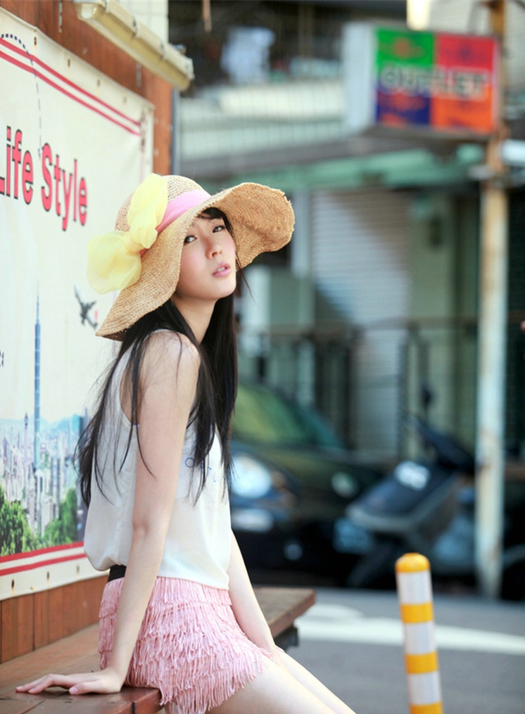 点击大图看下一张：台湾清纯美眉赖蜜儿白皙甜美高跟阳光写真
