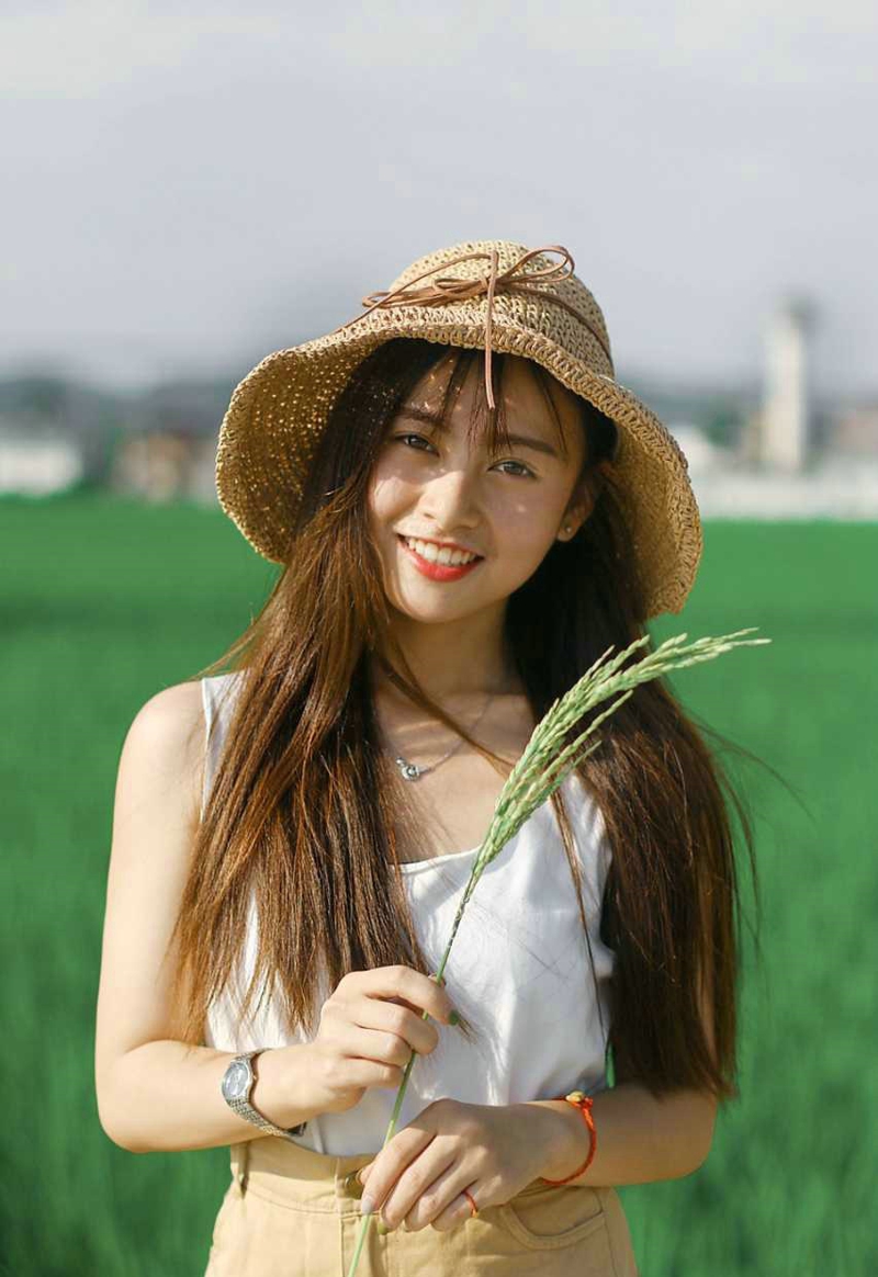点击大图看下一张：骄阳田野中的草帽美少女高颜值笑脸