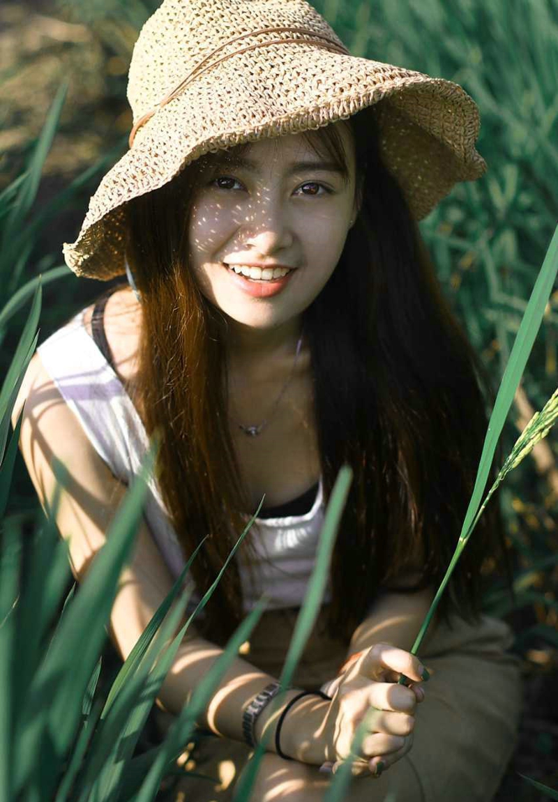点击大图看下一张：骄阳田野中的草帽美少女高颜值笑脸