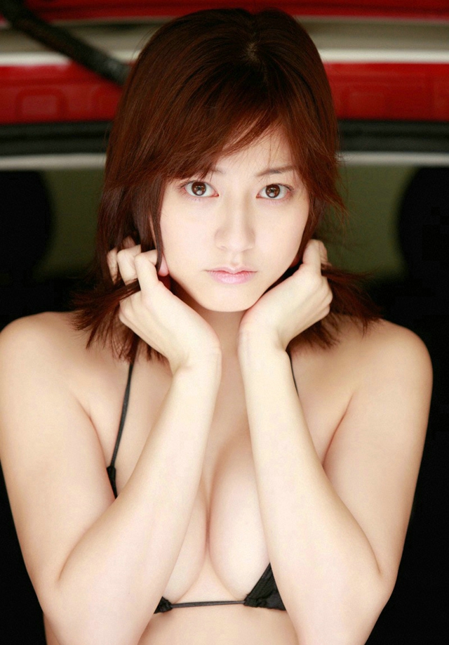 点击大图看下一张：日本美女杉本有美户外性感比基尼写真