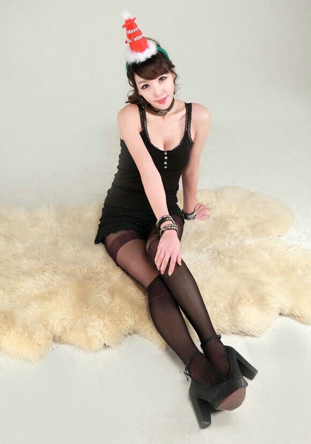 点击大图看下一张：韩系美女李珍英圣诞可爱俏皮美腿黑丝写真