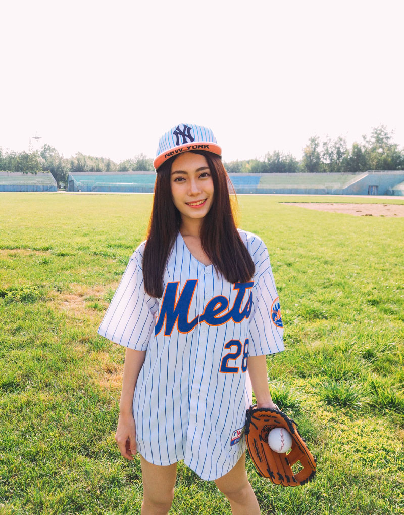 点击大图看下一张：爱运动的棒球少女气质逼人挥汗写真