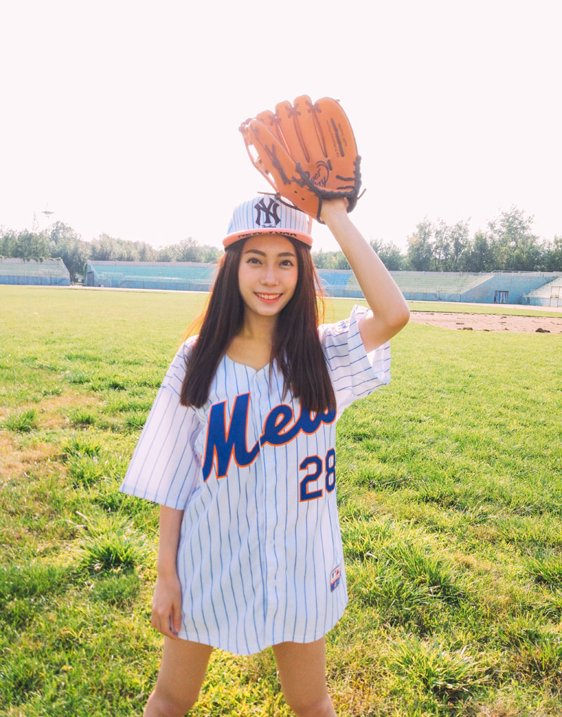 点击大图看下一张：爱运动的棒球少女气质逼人挥汗写真