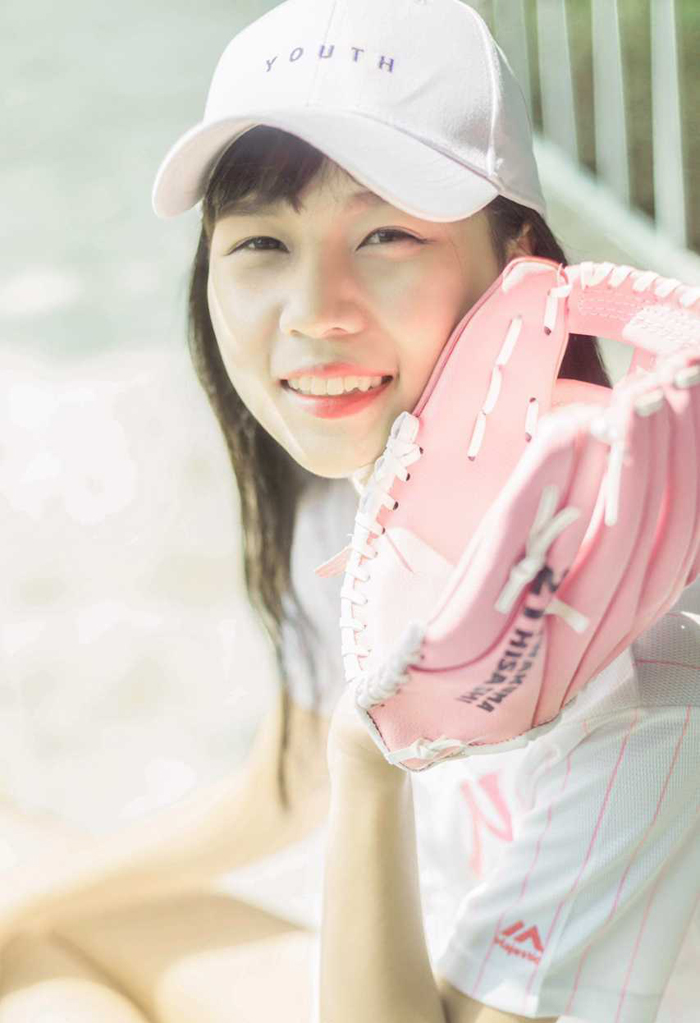 点击大图看下一张：粉嫩棒球少女白皙清纯可人