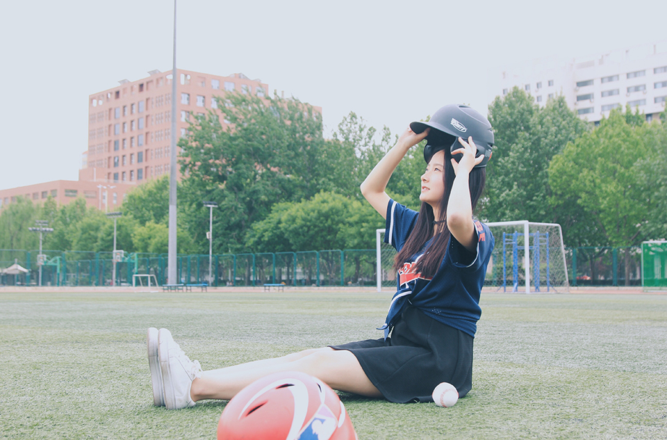 点击大图看下一张：绿茵草地上的长发活力棒球少女