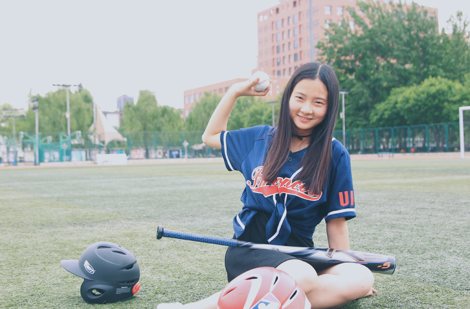 点击大图看下一张：绿茵草地上的长发活力棒球少女