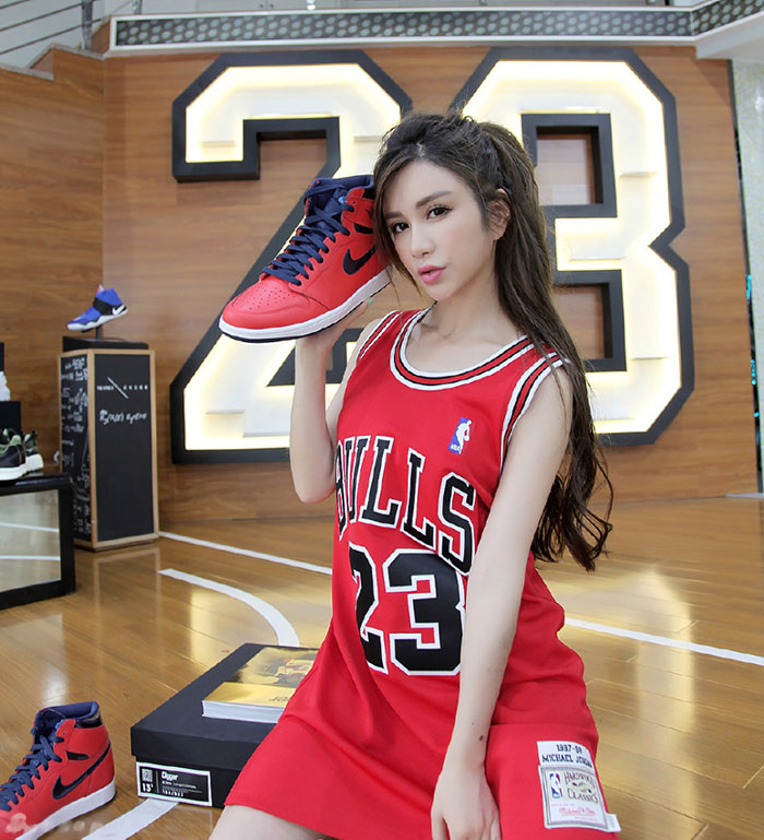 点击大图看下一张：美艳性感篮球宝贝最爱收藏MJ球鞋