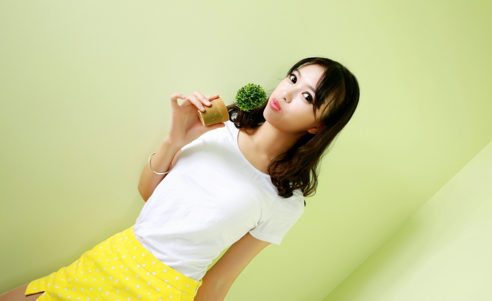 点击大图看下一张:热裤美眉馨雅Adela高跟美艳长腿魅惑无限