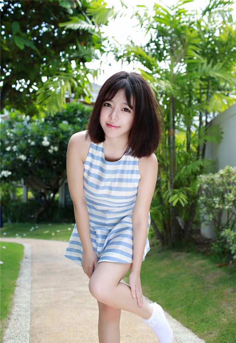 点击大图看下一张：童颜巨乳美女刘飞儿Faye可爱连衣裙绿茵草地写真