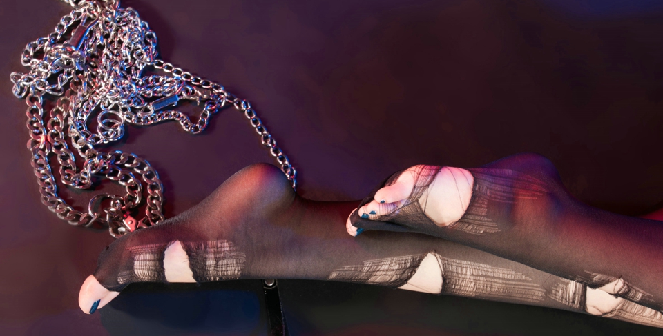 点击大图看下一张:情趣美女诺言破洞黑丝性感妖娆诱惑