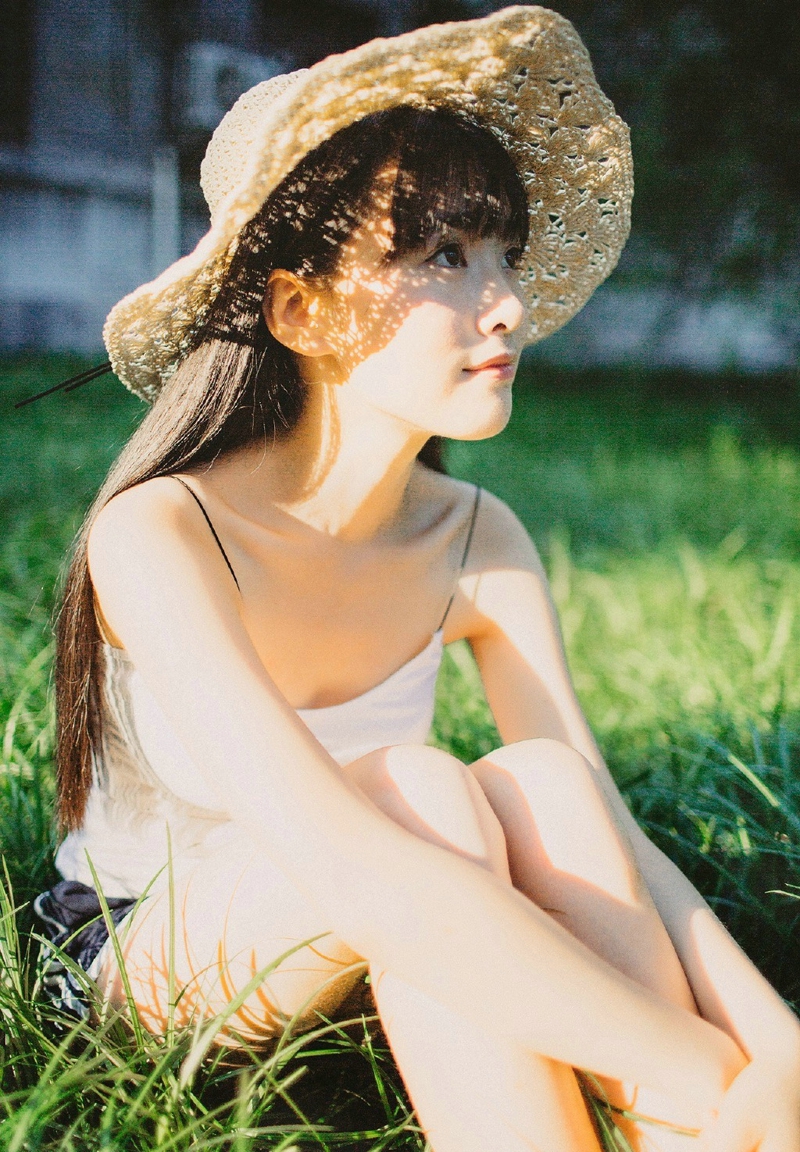 点击大图看下一张：夏日草地上的背心美女清新怡人