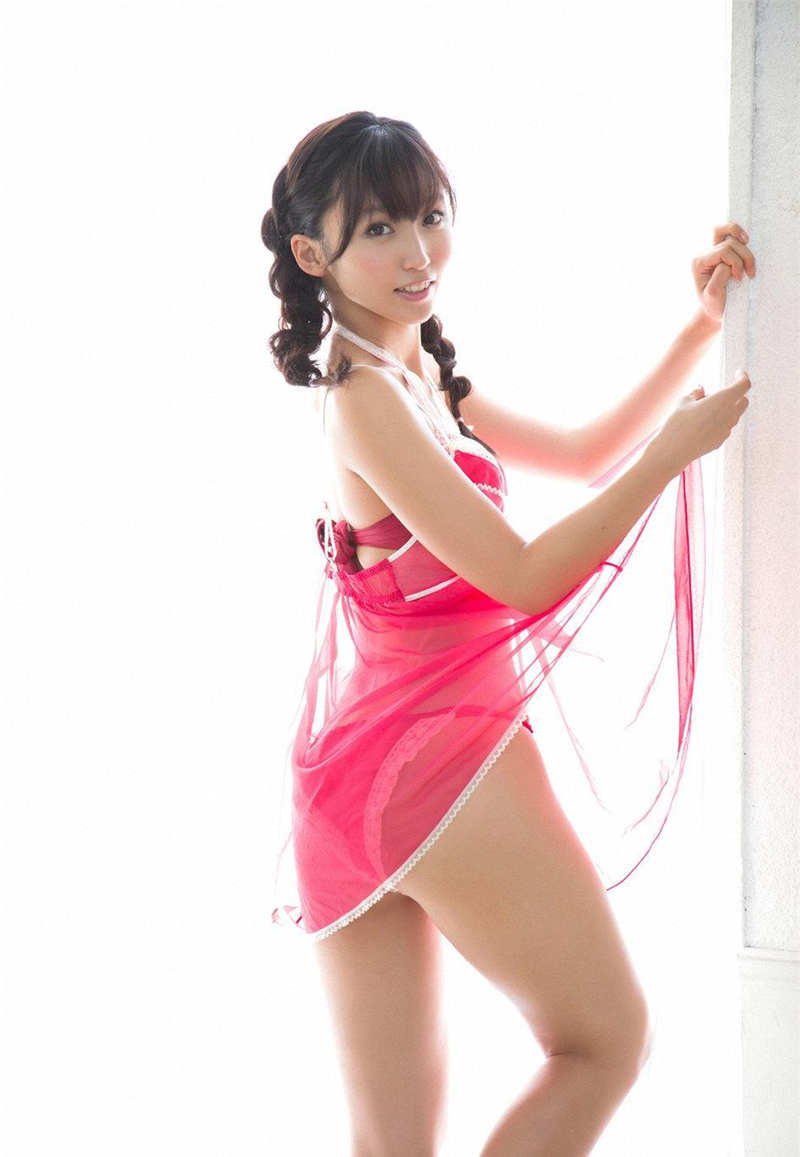点击大图看下一张：日本美模修长美腿肌肤白皙性感写真