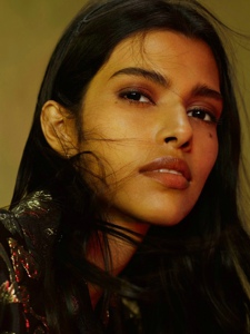 印度模特PoojaMor在镜头下演绎部落风格刚柔并济
