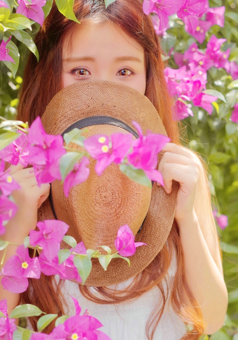 点击大图看下一张：鲜艳花朵中的韩系可爱圆脸少女