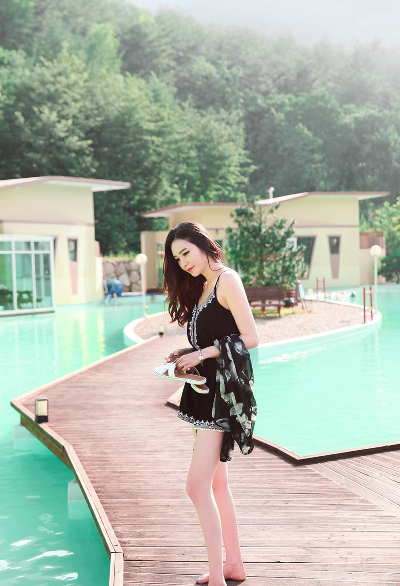 点击大图看下一张：泳池边的长腿模特性感吊带写真