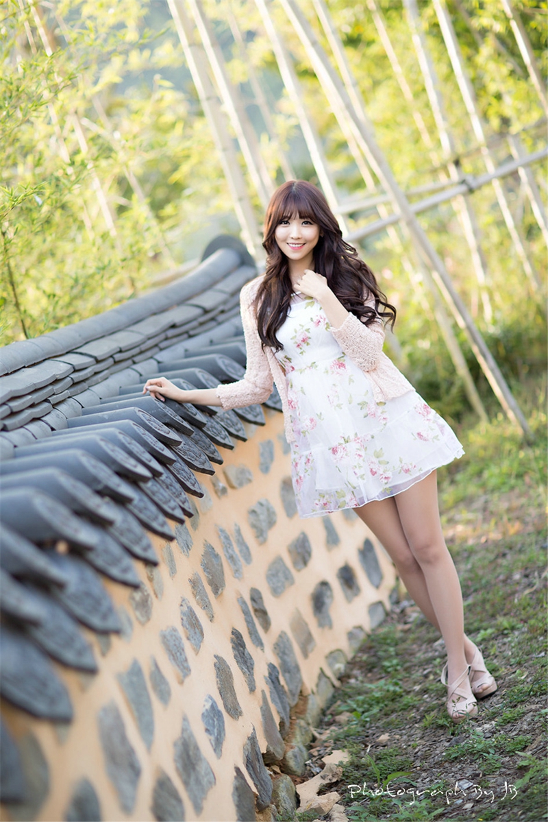 点击大图看下一张：韩国女神李恩慧阳光连衣裙气质靓丽写真 