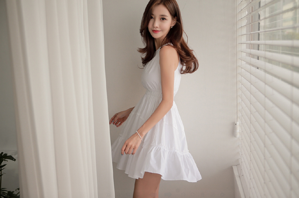 点击大图看下一张：韩国嫩模孙允珠白皙连衣裙私房写真