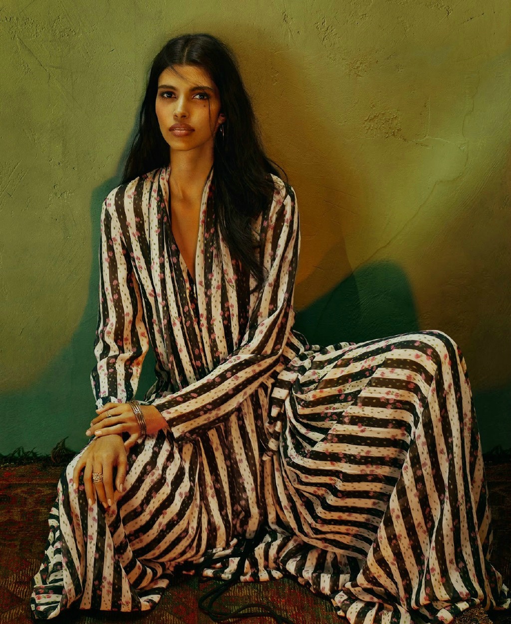 点击大图看下一张：印度模特Pooja Mor在镜头下演绎部落风格刚柔并济