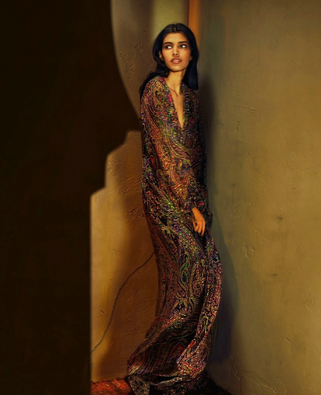 点击大图看下一张：印度模特Pooja Mor在镜头下演绎部落风格刚柔并济