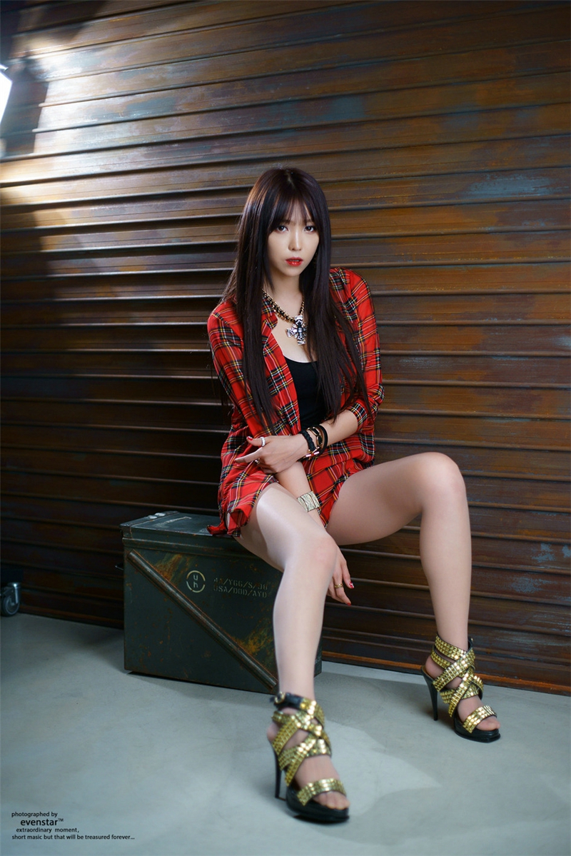 点击大图看下一张：韩国性感女神李恩慧甜美气质美腿写真