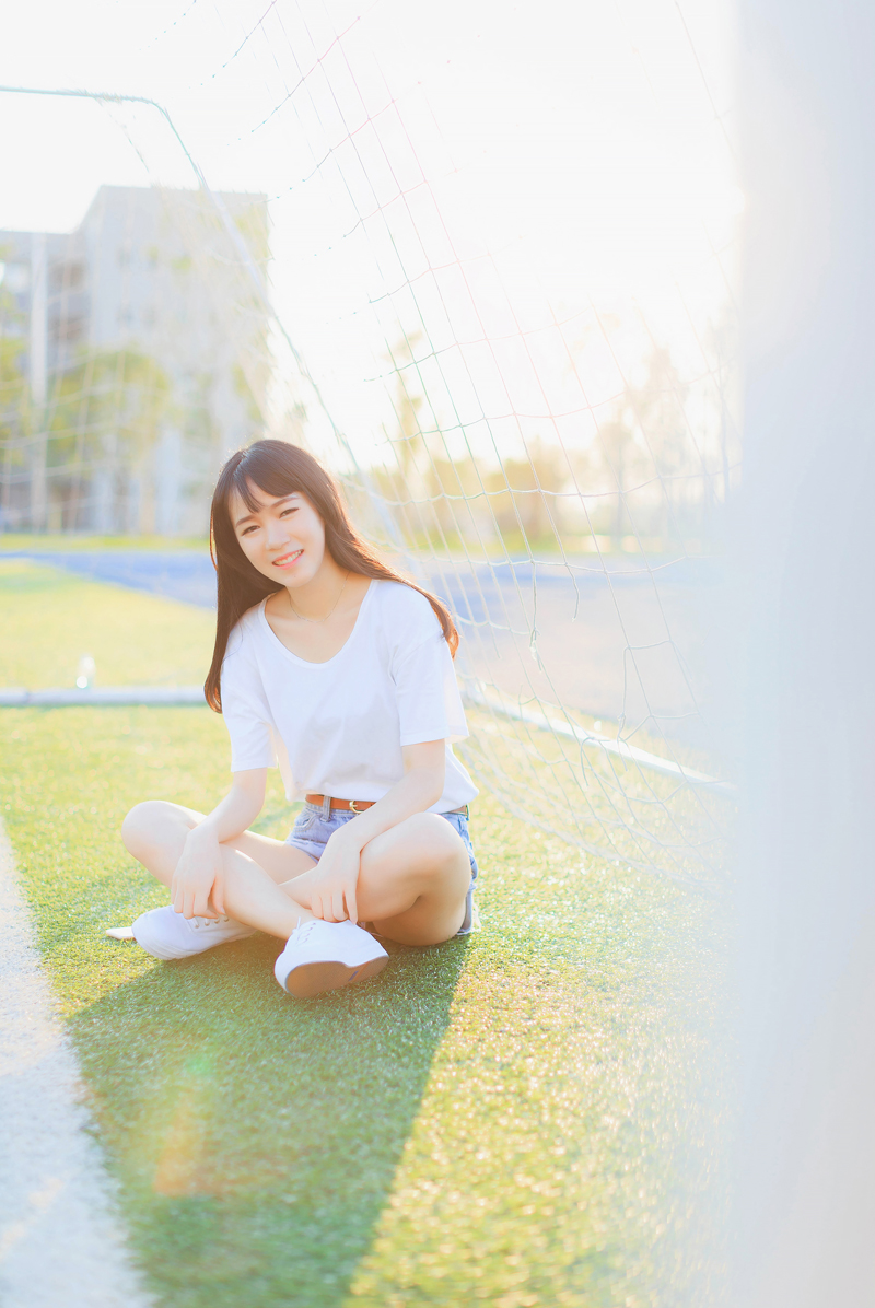 点击大图看下一张：清新白皙可爱少女操场活力四射