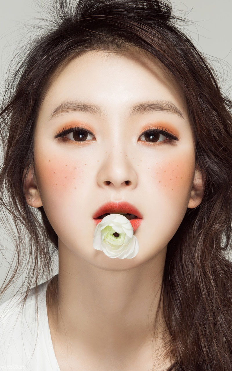 点击大图看下一张：韩国魔术师美女刘惠利梦幻封面杂志写真